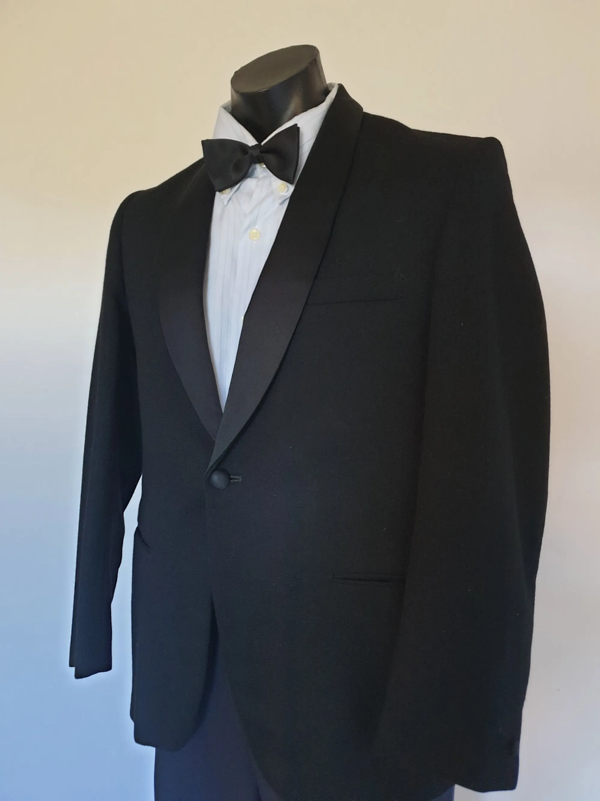Shawl Lapel Wool Tuxedo Jacket by Roger David - Size 38 Short