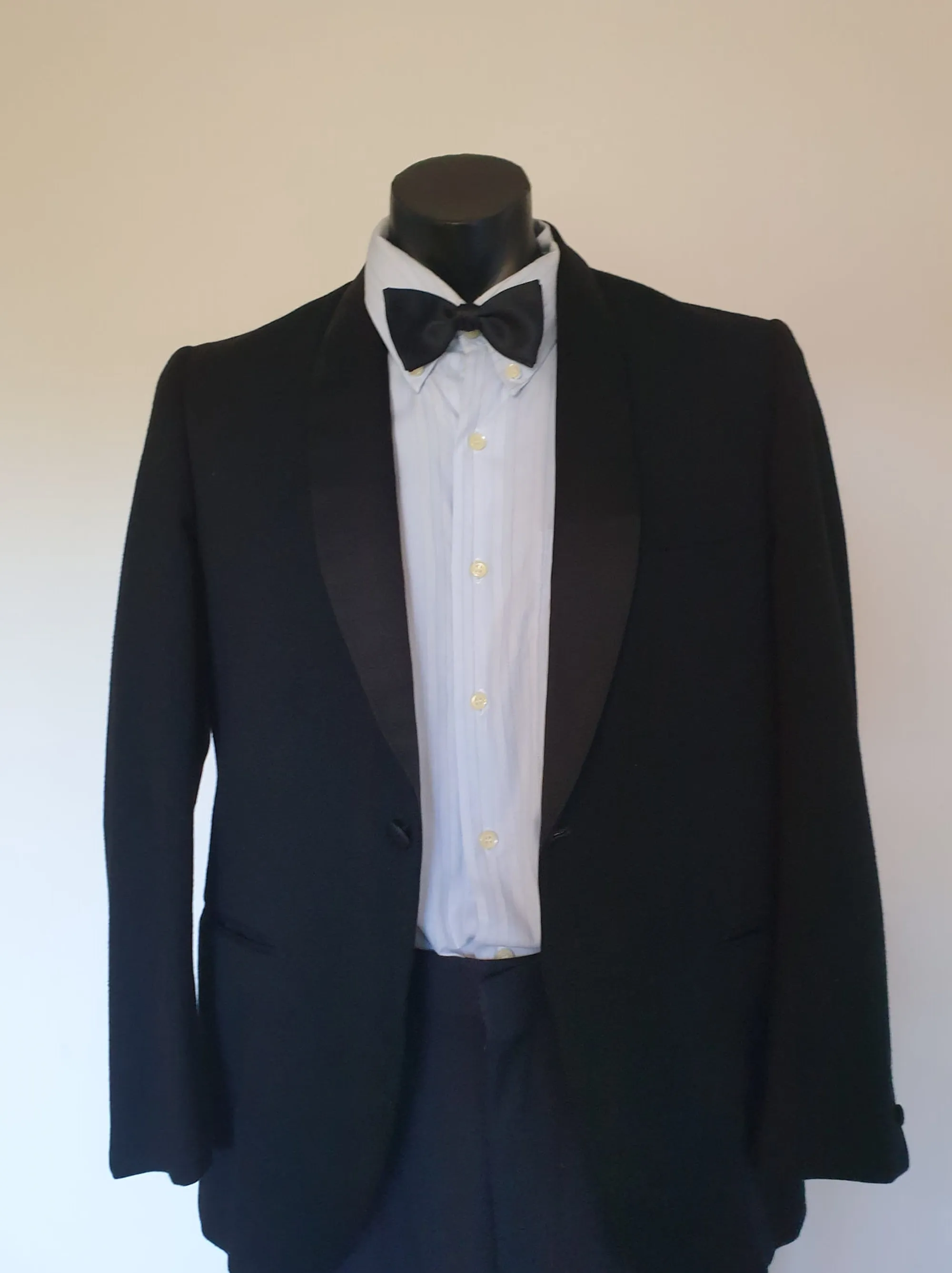 Shawl Lapel Wool Tuxedo Jacket by Roger David - Size 38 Short